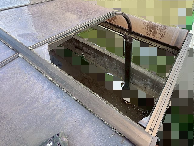 鹿嶋市　割れたカーポートR型パネル一枚交換　施工前の写真