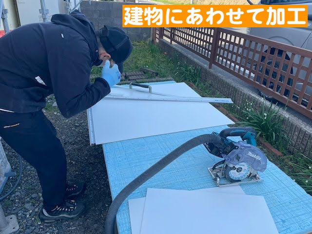 鹿嶋市　外壁塗装現場の軒天張替え　カラー板加工作業の写真