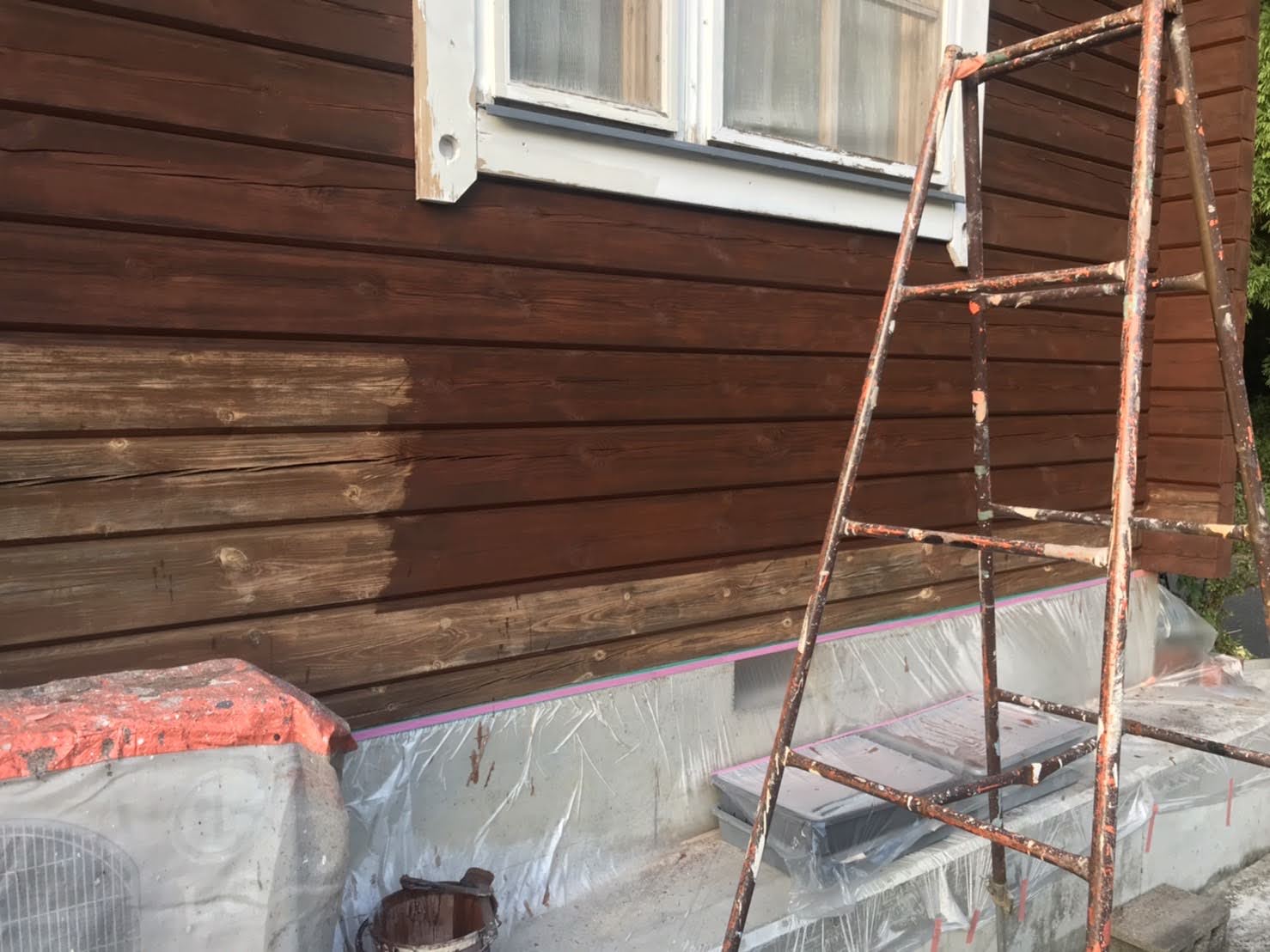 ログハウス塗装壁面上部は脚立で対応