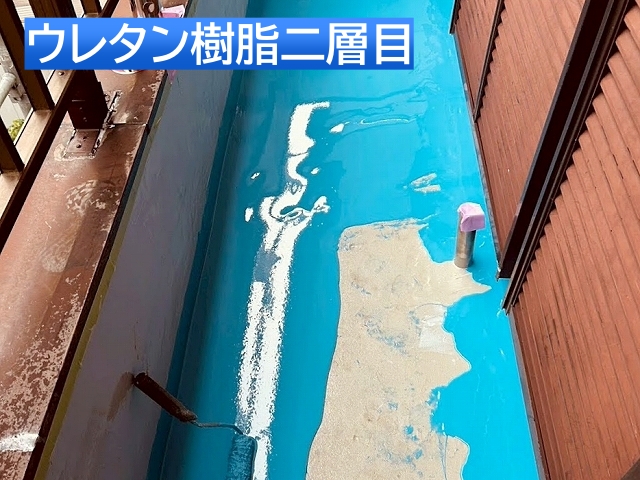 ウレタン防水材を二層重ねることで必要な膜厚を確保