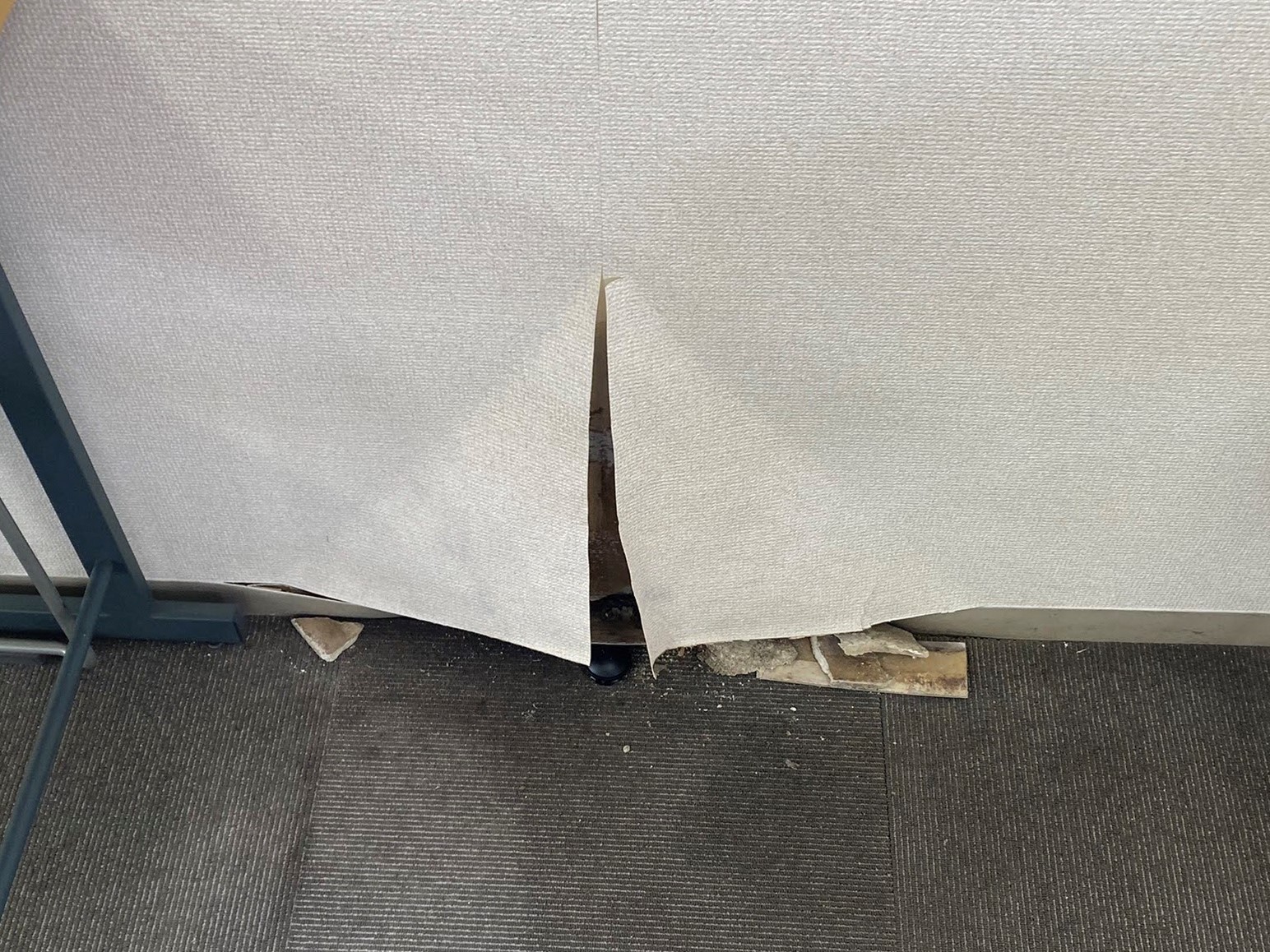 サッシ下の室内クロスの剥がれ