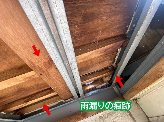 雨漏りの痕跡が見つかった軒裏