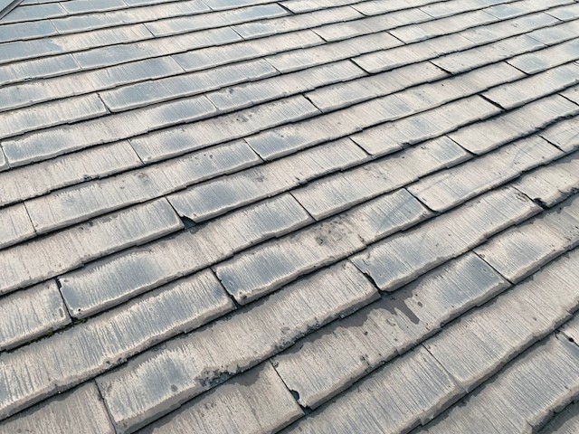 手作業で汚れを落とした化粧スレート