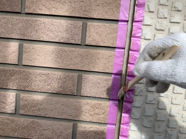 シーリング充填前にプライマー塗布