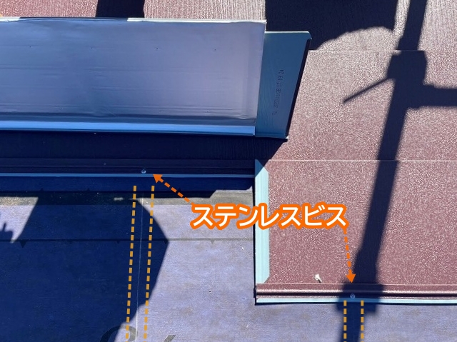 垂木に墨打ちした箇所にビスで固定