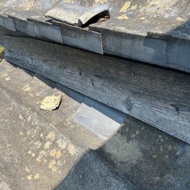 ケラバに打ち付けられた古くなった破風板