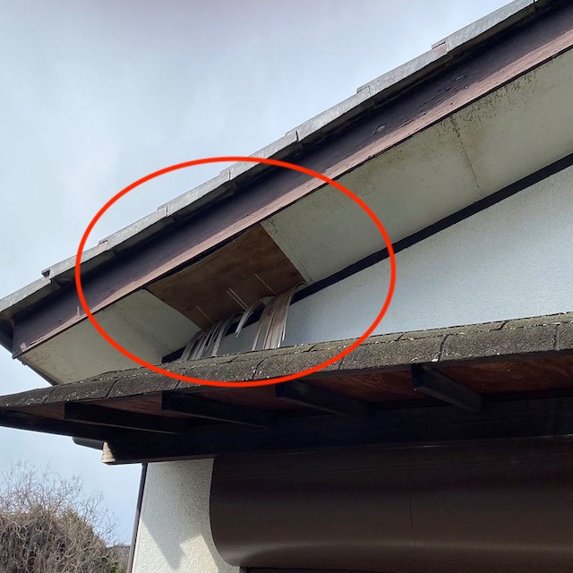 白う軒裏天井材が部分的に剥がれている