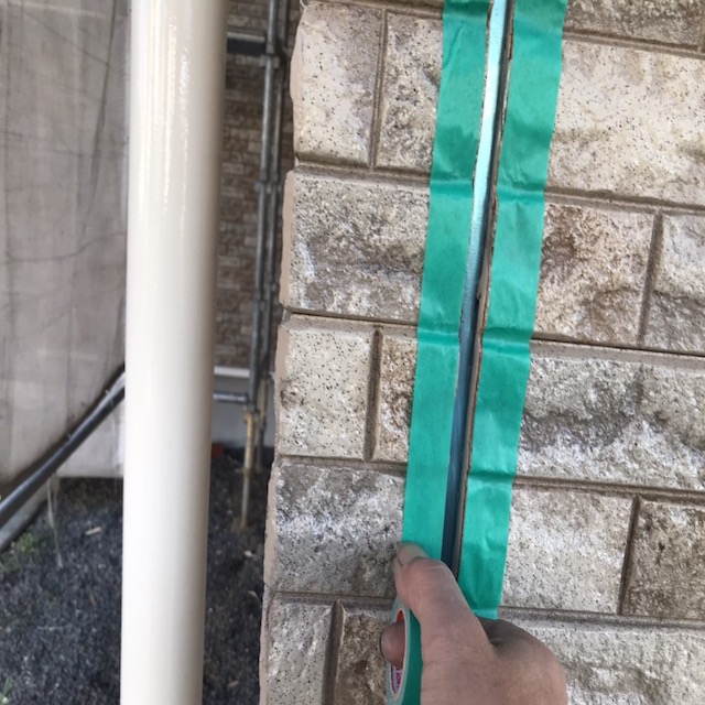 緑色のマスキングテープを目地に沿って貼る