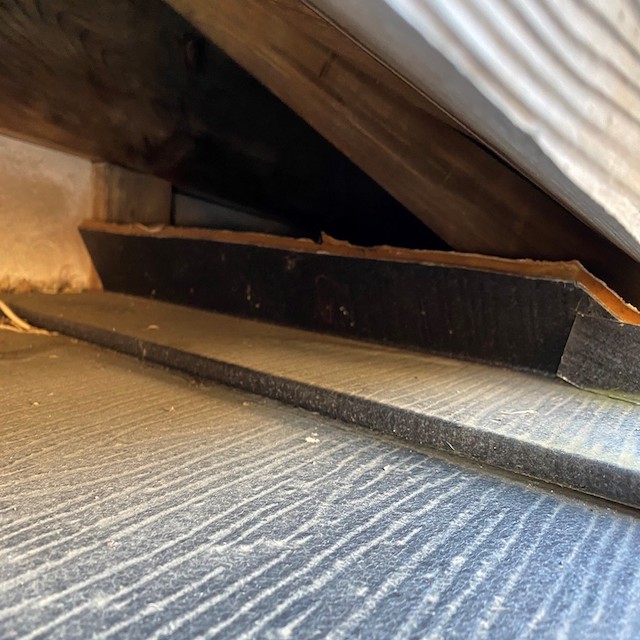 化粧屋根と増築屋根の緩衝部の雨仕舞不足部位