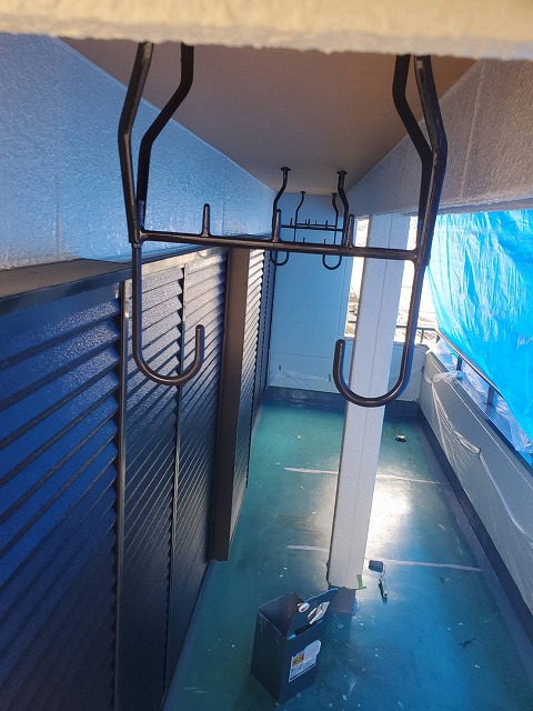 小雨の為ベランダをブルーシートで覆う