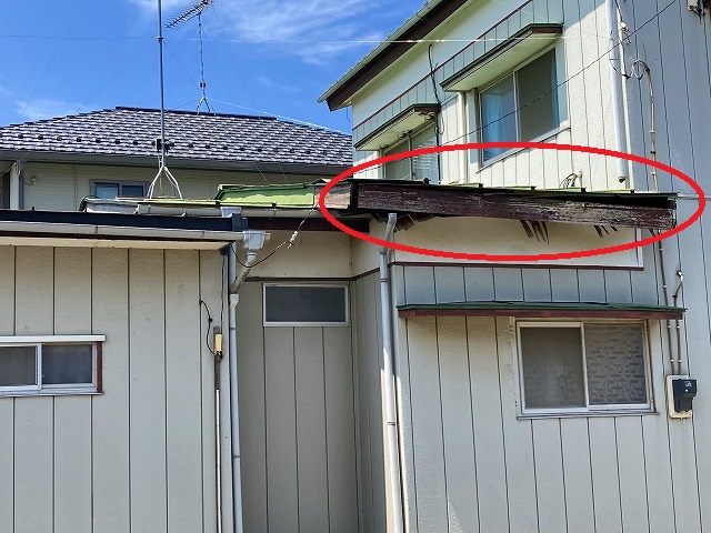台風被害を受けた金属屋根の軒先部