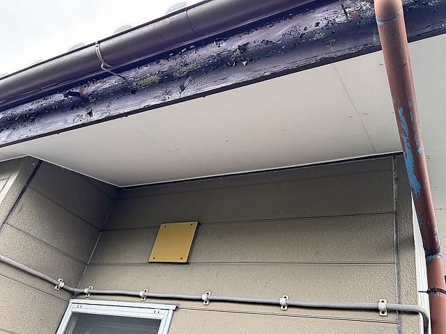 ひたちなか市のケイカル板に張り替えた軒天