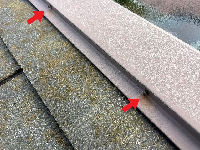 ノンアスベストスレート屋根の棟板金で複数の釘抜けを発見