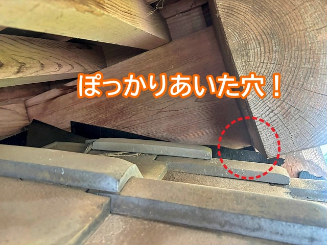 下屋根と壁の取り合いにぽっかりあいた穴が雨水の侵入口