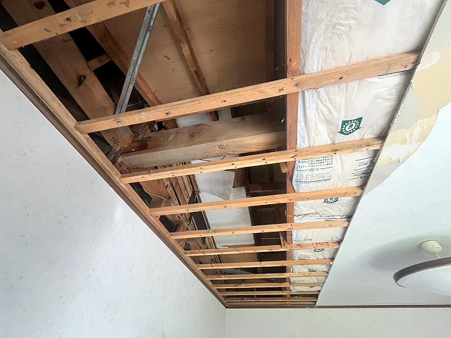 雨漏りで傷んだ天井の張り替えを開始