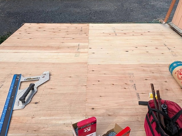 屋根の下地全体の強度を均一にするため野地板を重ねて設置