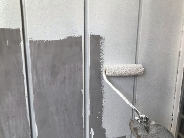 金属サイディング用下塗り材塗装中