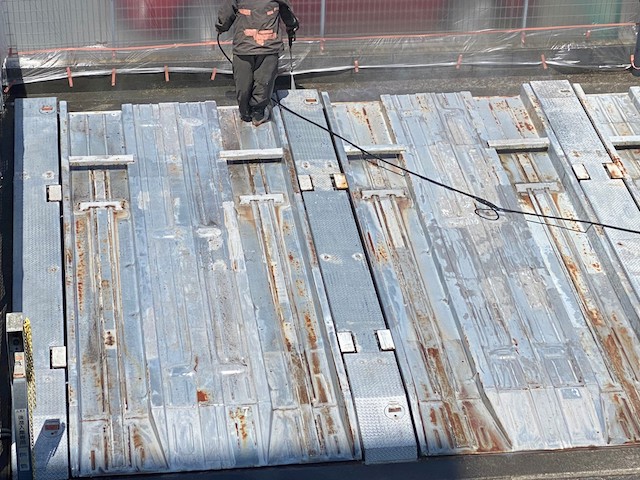 機械式駐車場に高圧洗浄を行う塗装職人