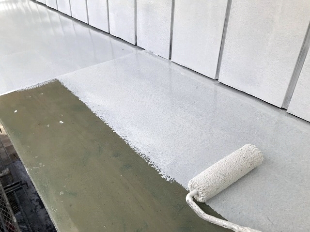 霧除け板金屋根下塗り作業