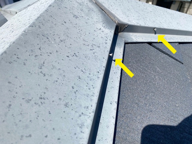 抜けと緩みが見つかった棟板金の釘