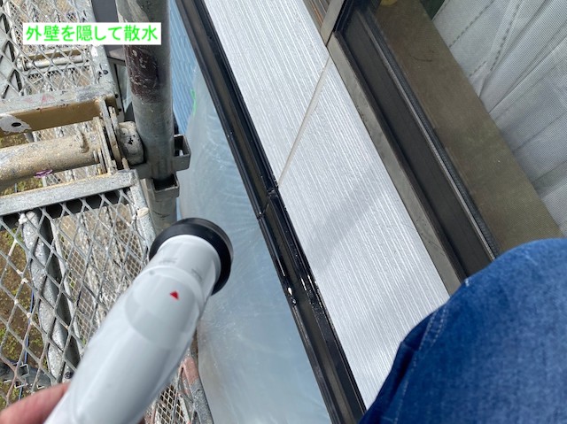 幕板下の外壁にも散水