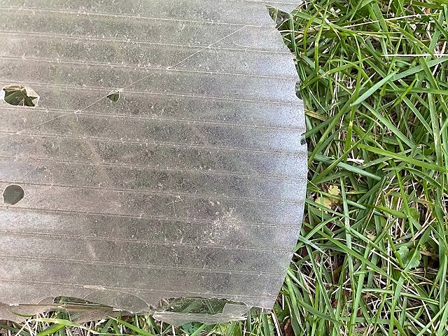 バラバラになった中空板の切れ端