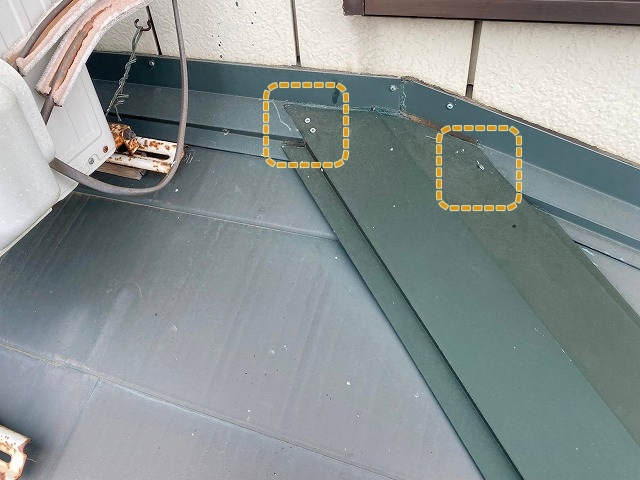 飛散した棟板金の修理でビスを脳天打ち