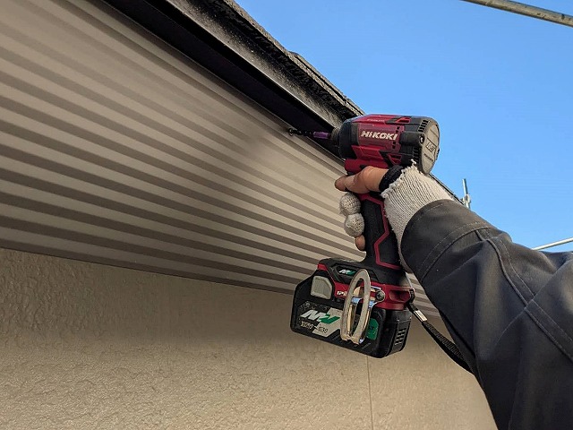 木製破風板にガルバリウム鋼板をオリジナル加工した板金を設置