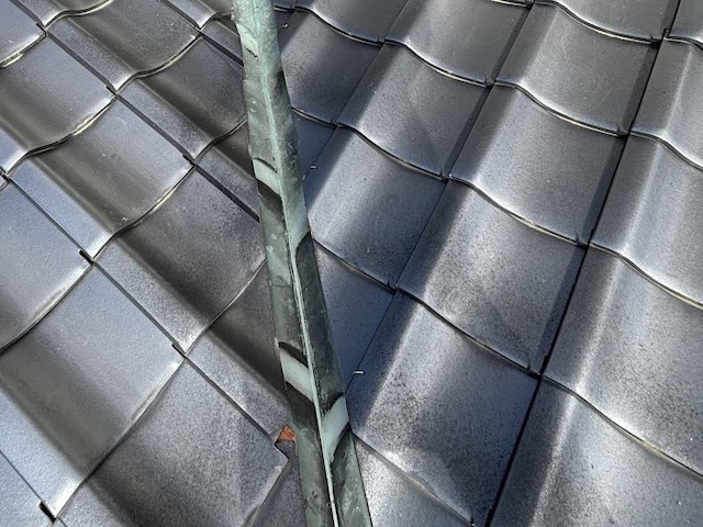 割れ瓦を取り置き瓦で差し替え