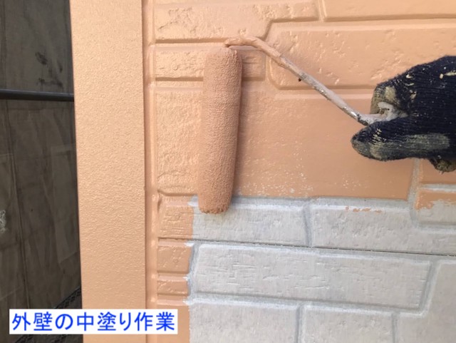 ローラーを用いた中塗り作業