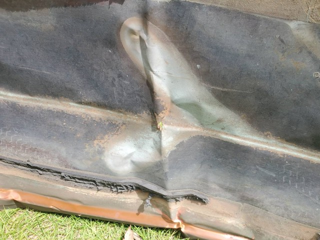 白く変色した谷板金