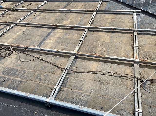 屋根工事の前に撤去された太陽光パネル