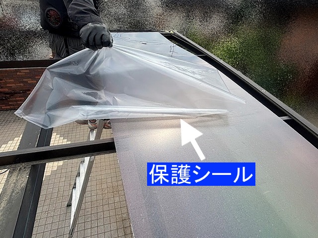 傷が付きやすいポリカパネルの保護シールは最後に剥がす