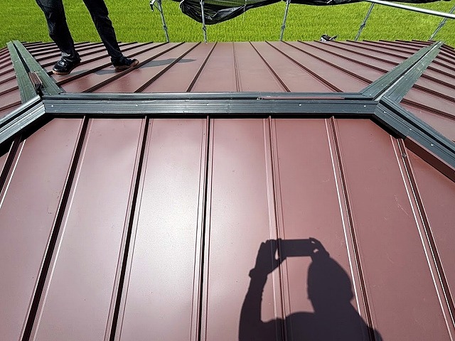 棟板金を設置する前の立平葺きの屋根