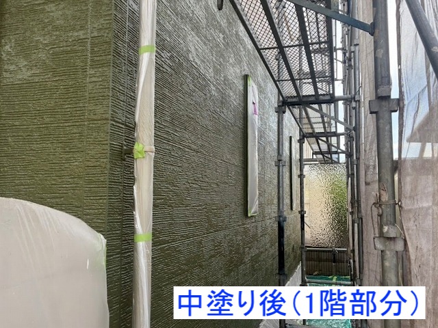 1階部分の外壁の中塗り作業