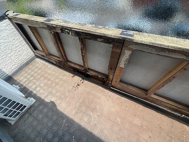 修繕前の常陸太田市のベランダ内壁木下地