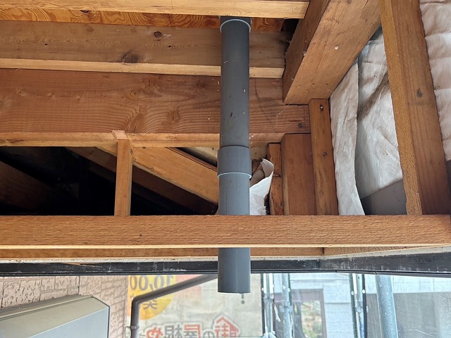 既存の排水パイプを取り外し組み直して再度設置