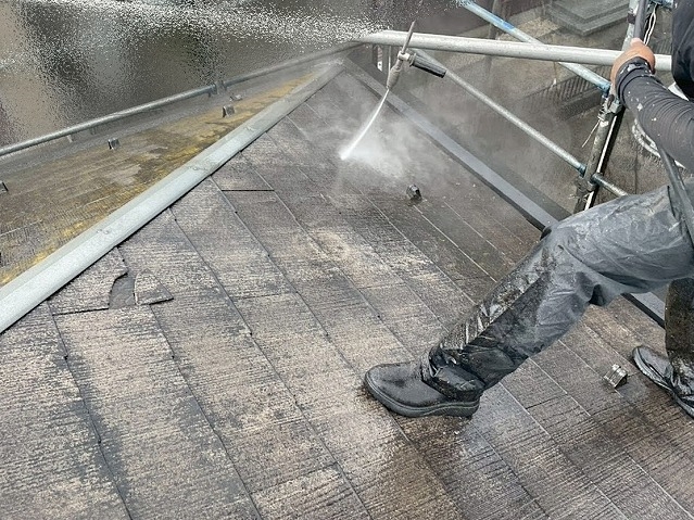 棟板金や谷など汚れが溜まりやすい箇所も念入りに洗浄