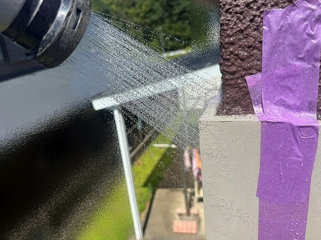 雨水の侵入口を調べるためベランダと幕板に散水