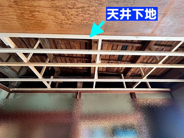 雨漏りで傷んだ天井材を取り外した後天井下地を設置