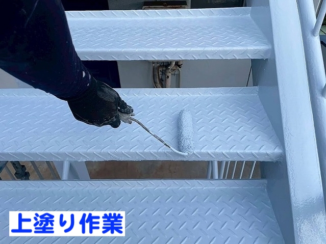 中塗りが乾いた後に同じフッ素塗料で上塗りを開始