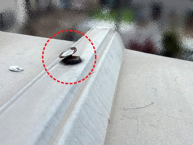 釘抜けが見つかった初期型ハゼ式折板屋根