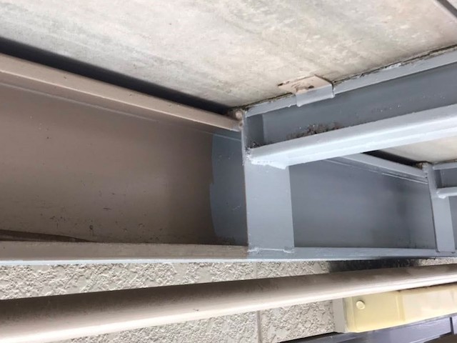 支柱の鉄骨部への錆び止め塗装