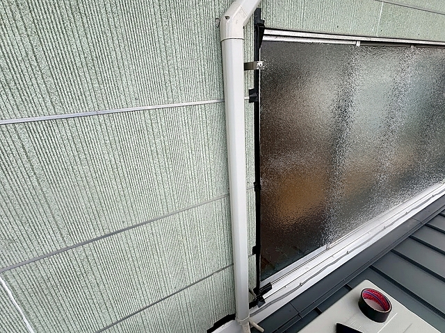 工事までの間防水テープで応急処置されたサッシ周り