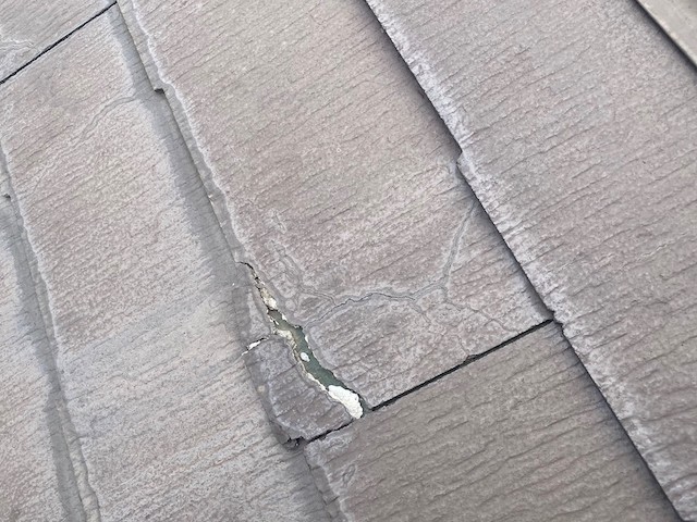 脆く端が崩れかかった化粧スレート