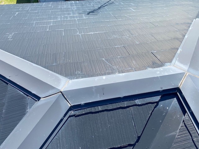 左右に流れる大棟の三つ又板金部