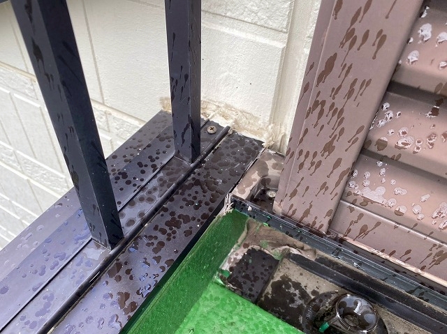 ベランダ雨漏り排水溝と壁取り合い点検