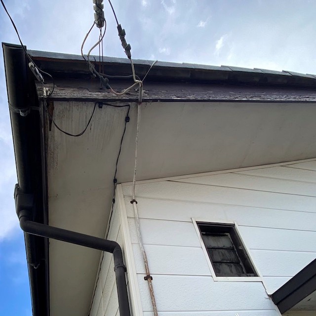 煤けた破風板と水が廻ったと思われる軒天