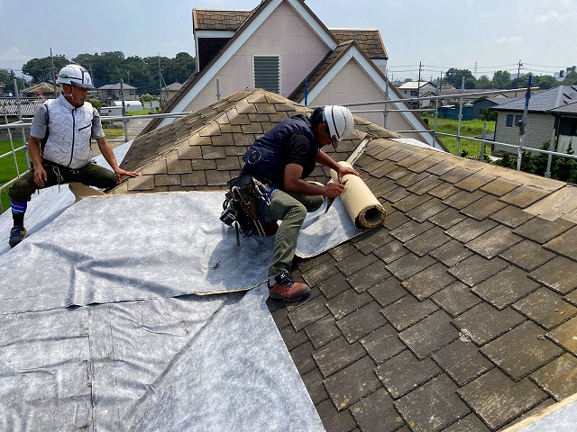 台風被害を受けてスレート屋根をカバー工法する為、粘着式防水シート施工