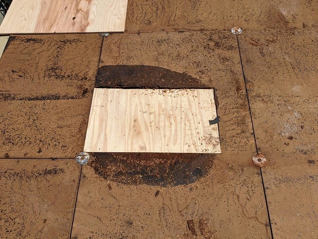 構造用合板であいた穴を補修